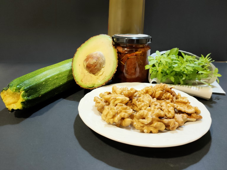 SPAGHETTI DE CALABACIN CON PESTO DE AGUACATE